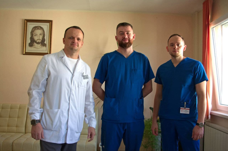 Хірурги обласної клінічної лікарні закрили велику рану в животі пацієнта