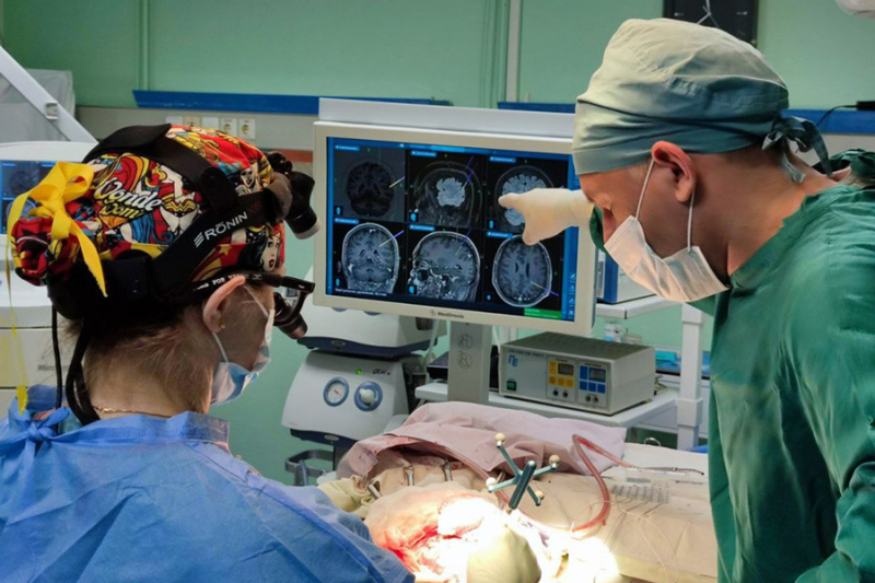 У відділенні нейрохірургії 21-річному пацієнтові провели надскладну операцію на мозку